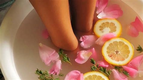 Ce bain de pieds au citron est parfait pour éliminer les toxines de