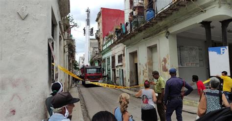 Un Hombre Queda Atrapado Tras Derrumbarse La Escalera Del Edificio