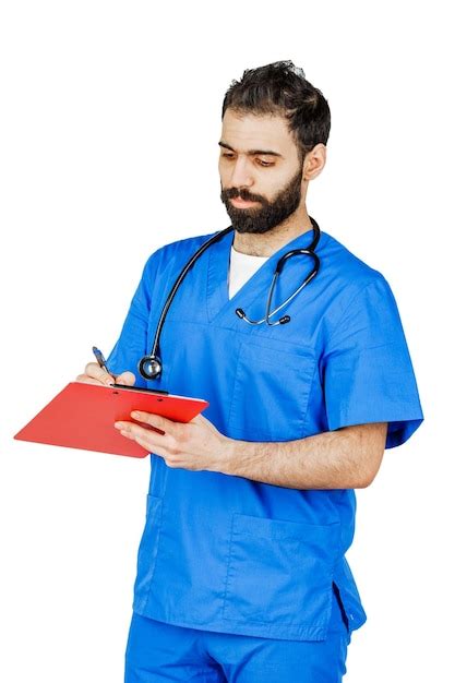 Médico varón de mediana edad con uniforme azul sobre fondo blanco que