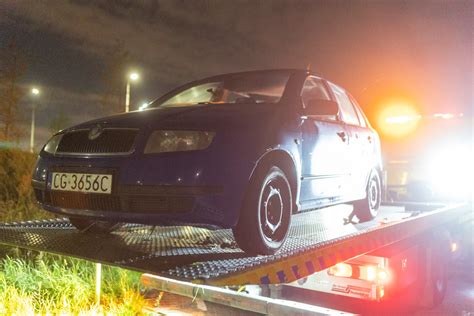 Automobilist Vliegt Uit De Bocht En Slaat Op De Vlucht Hulpdiensten