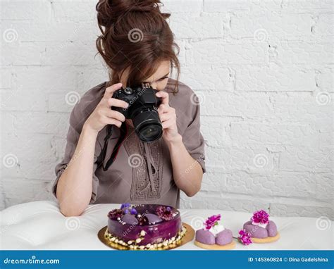 Fot Grafo De La Mujer Blanca En El Trabajo Fot Grafo De La Comida Foto