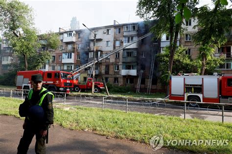 러 미사일 공격 피해 입은 주택가서 작업하는 우크라 구조대원 연합뉴스