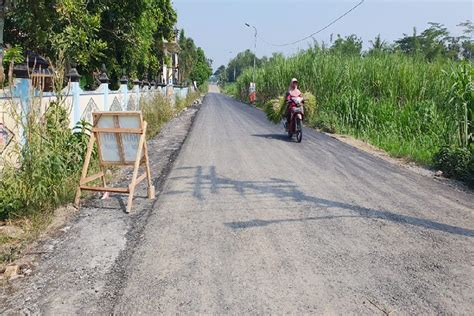 Rusak Akibat Proyek Pembangunan Jalan Tol Jalan Di Depan SMPN 2