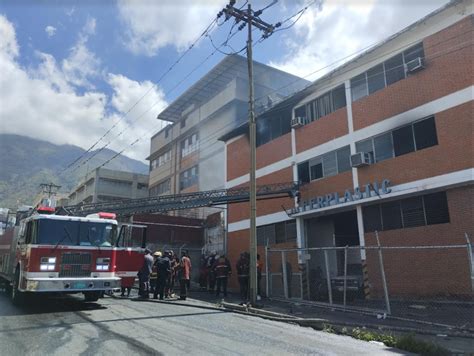 Usuarios reportan incendio de gran magnitud en galpón de Boleíta Norte