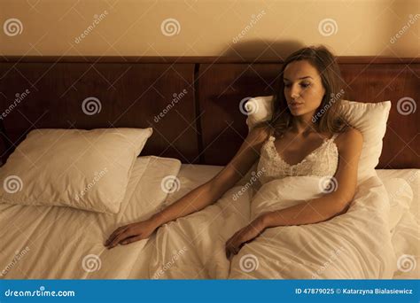 Mujer Que Espera A Su Novio Imagen De Archivo Imagen De Insomnio Hembra 47879025