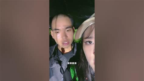 王飞与阿梅：曲布在阿梅家门外吵闹找小小，阿梅怕曲布对小小有有什么图谋，阿梅保护小小把曲布赶走。 Youtube