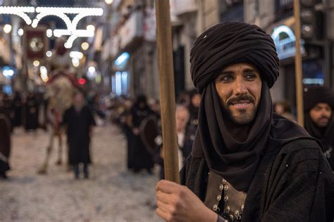 El espectáculo barroco y sensual de los Moros y Cristianos de Alcoy Chic