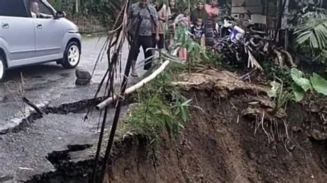 Breaking News Longsor Di Jalan Poros Sinjai Gowa Arus Lalu Lintas