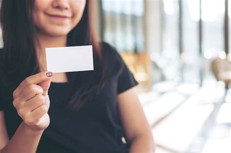 Mano Que Sostiene La Tarjeta De Nombre Comercial Foto Premium