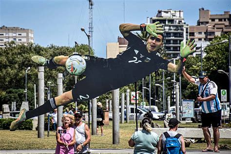 Dibu Martínez Sorprendió En Mar Del Plata Y Fue A Una Cancha De Padel