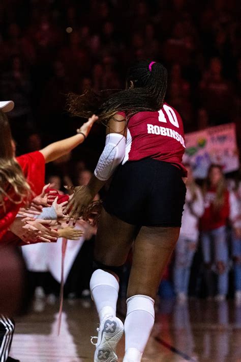 Wisconsin volleyball sweeps Illinois in dominant showing - The Daily ...