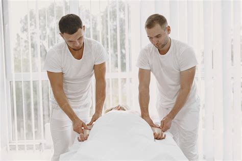 Massagem Corpo A Corpo - A massagem a quatro mãos. conceito de saúde e beleza feminina. duas ...