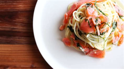 【混ぜるだけ】スモークサーモンと大葉のパスタのレシピ作り方│binanpasta