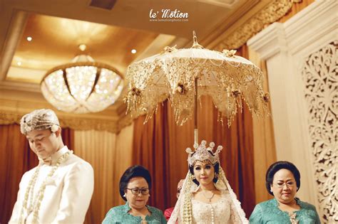 The unison between two cultures: Traditional Melayu and Sunda Wedding - Bridestory Blog