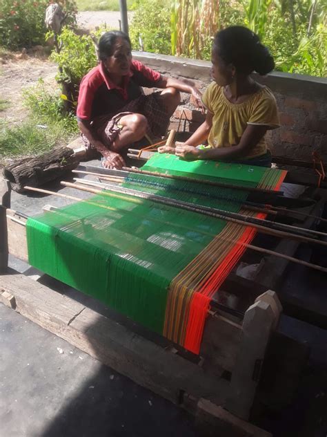 Peran Perempuan Dalam Melestarikan Budaya Tenun Songke