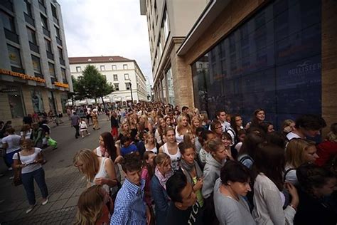 Fotostrecke Kultmarke Großer Andrang bei Hollister Eröffnung in