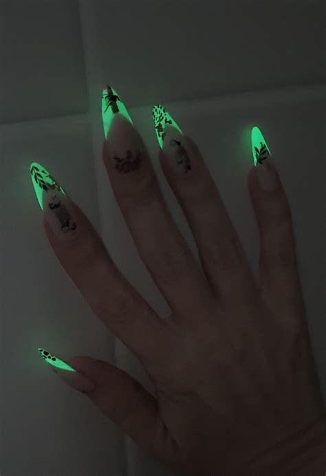 Glow in dark green french : r/Nails