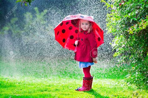 Petite Fille Avec Parapluie Rouge Jouant Sous La Pluie Les