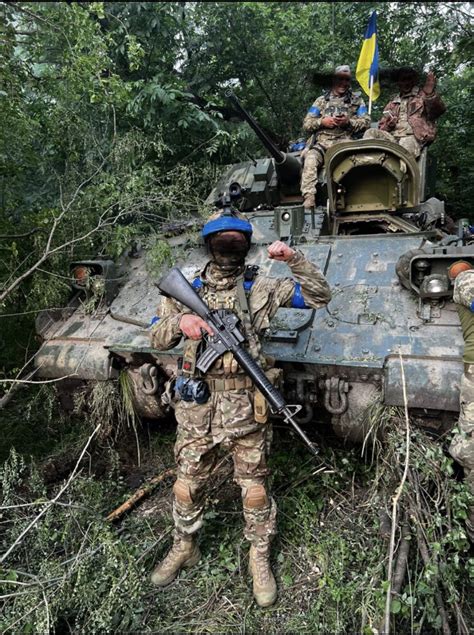 新台灣國防軍事網 On Twitter 最新消息！：烏軍持續反攻！烏軍步兵班又發佈新照片，在前線某個隱密陣地與美援 M2a2 布萊德雷 Ifv 合照 圖：烏克蘭軍方