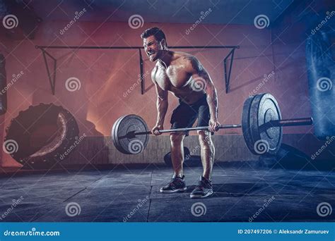 Hombre Muscular Trabajando En El Gimnasio Haciendo Ejercicios Fuertes