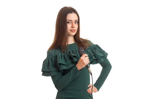 Belle Fille Dans Une Robe Verte Avec Un Microphone Dans Des Mains Photo