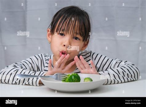 Les Enfants N Aiment Pas Manger Des L Gumes Jolie Fille Asiatique