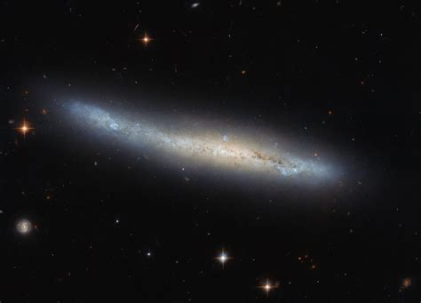 ハッブル宇宙望遠鏡が撮影したおとめ座のエッジオン銀河NGC 4423