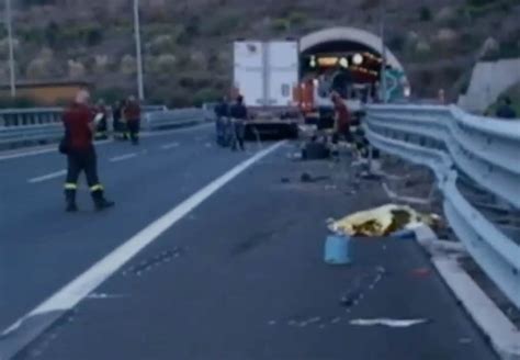 Tragedia In Autostrada Tre Operai Dell Anas Travolti E Uccisi Da Un