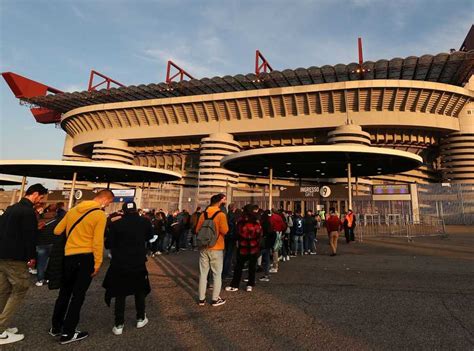 Comune Di Milano Inter E Milan Valutano L Acquisto Di San Siro Ma I