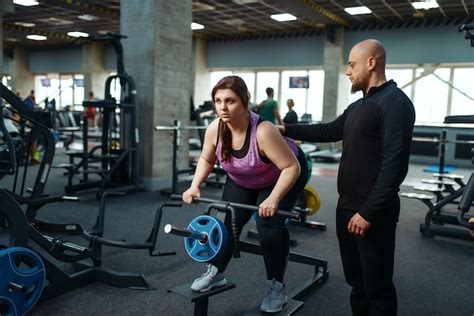 Chica Con Sobrepeso Con Entrenador Haciendo Ejercicio En Club Deportivo