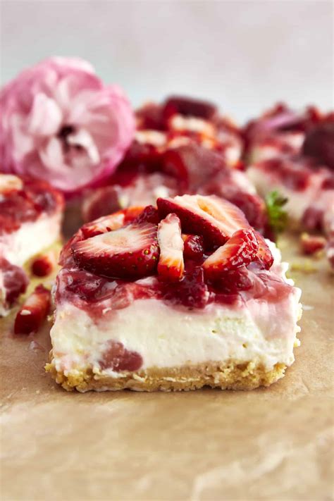 Strawberry Cheesecake Bars - Food Dolls