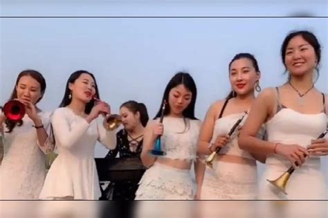 美女组合，唢呐演奏《九妹》《白龙马》dj音乐，个个是高手！ 白龙马 唢呐 组合