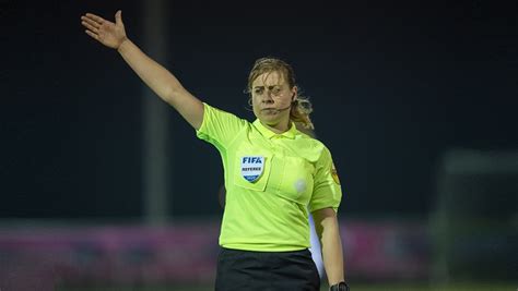 Arbiter Lizzy Van Der Helm Ziet Vrouwen Roemeni Winnen Van Kroati