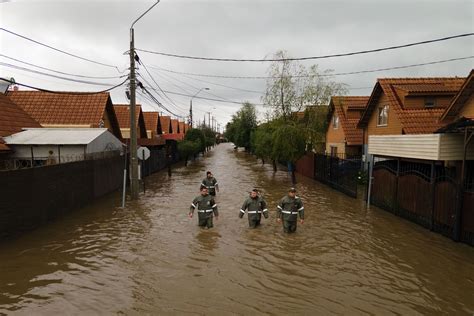 Al Menos Tres Muertos Más De 30 000 Damnificados Y 41 500 Aislados