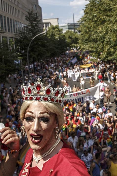 Christopher Street Day In Berlin Zieht Tausende An DER SPIEGEL