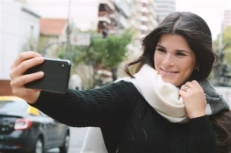 Retrato De Una Bella Mujer Joven Tomando Un Selfie Foto Premium