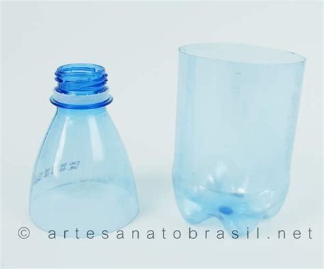 Garrafa De Agua Pet Cortada Ao Meio Soprando Bolhas Bolhas De Sabao