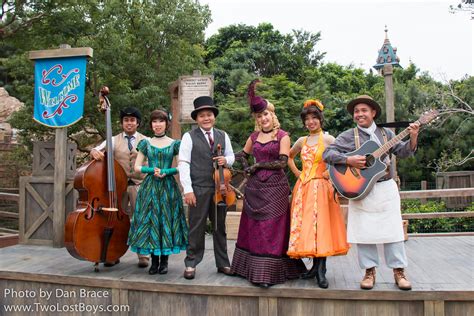 Welcome Wagon Show At Disney Character Central