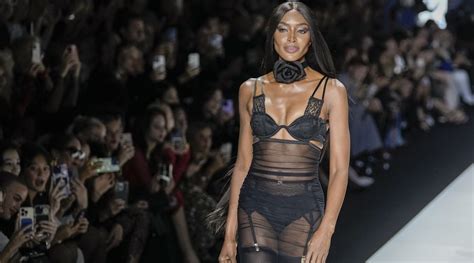 Milan Fashion Week 2023 Naomi Campbell Struts Down The Runway For