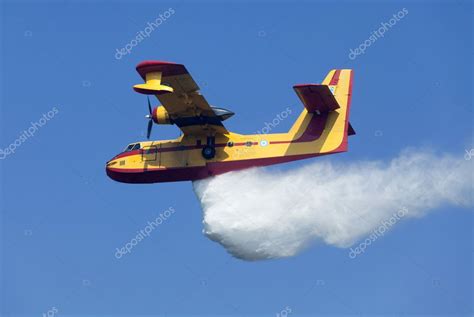 Brandbekämpning flygplan droppar vatten — stockfoto © portokalis #7498937