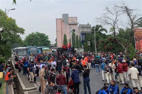 Macet Total Masyarakat Kecewa Demo Buruh Lumpuhkan Akses Ke Cikarang