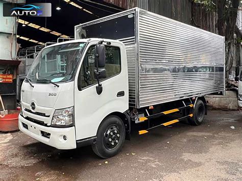 Xe tải Hino XZU710L 2 5t 4 5m thùng kín inox