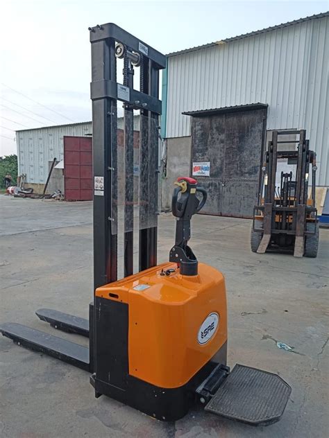 SRE Fully Battery Operated Stacker For Industrial Capacity 2 Ton At