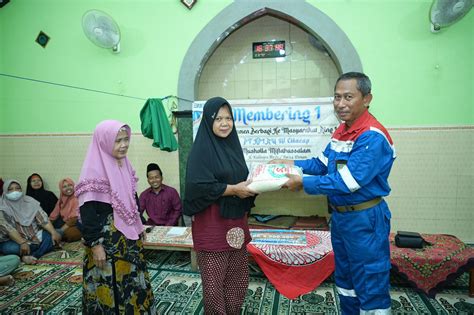 Salurkan Bantuan Beras Untuk Warga Sekitar Kilang Wujud Nyata