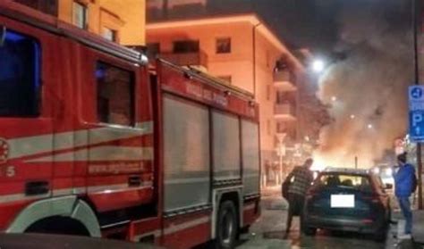 Milano Scoppia L Incendio In Una Palazzina Muore Anziana Di Anni