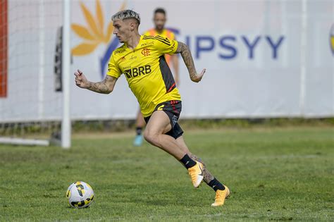 Varela assina pré contrato o Flamengo até o fim de 2025Jogada 10