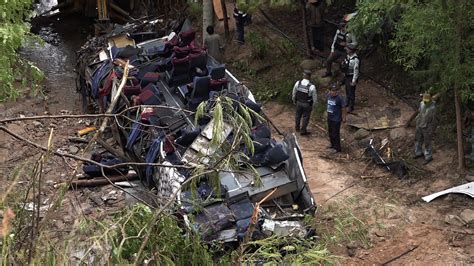 Tragedia En México Una Treintena De Muertos Por El Accidente De Un Autobús En Oaxaca