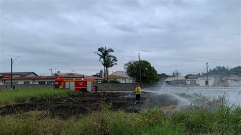 Fogo Em Terreno Baldio Prejudica Aulas Na Escola Pietro Maccari Morro