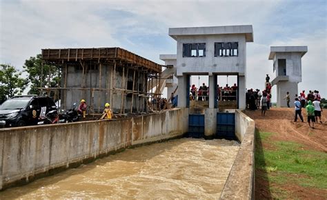 Bendungan Jebol Penyebab Saluran Irigasi Di Losarang Indramayu