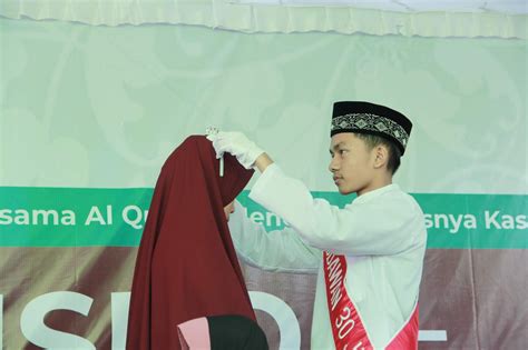 Ku Persembahkan Mahkota Kemuliaan Untuk Ayah Dan Bunda Pesantren